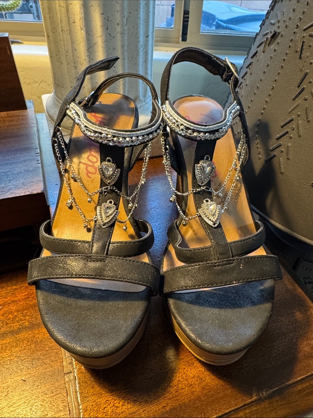 Black Embellished T-Strap Platform Sandals - Jellypop